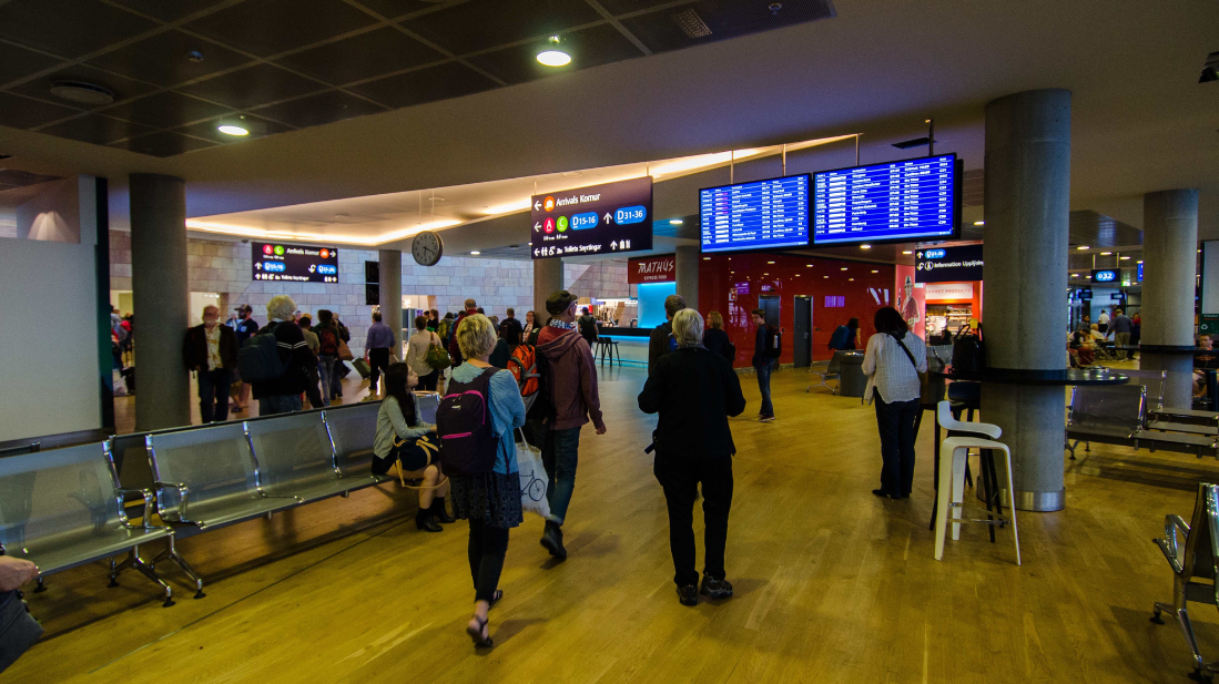 Luxury private transfer from Reykjavik to Keflavik Airport Product-1758197350-4.png