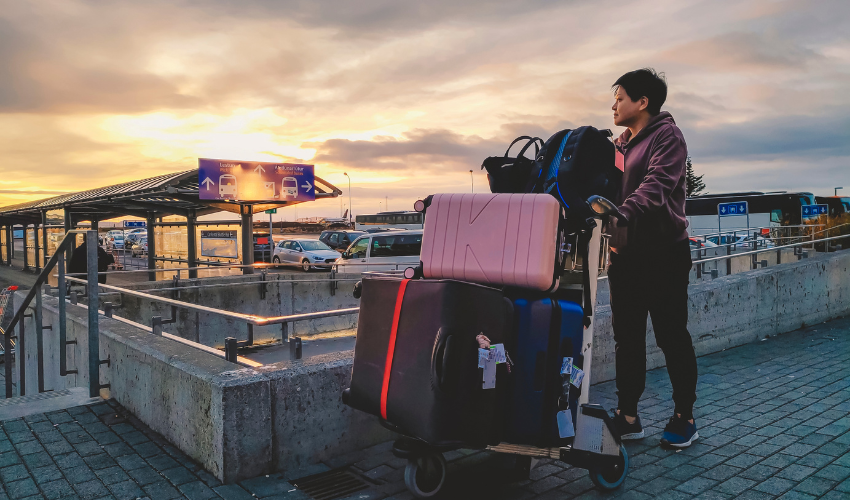 luxury private transfer from Keflavik Airport to Reykjavik Product-1758308466-4.png