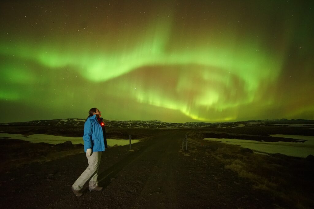 Northern Lights tour Iceland – travelers watching Aurora Borealis Product-1750314937-3.jpg
