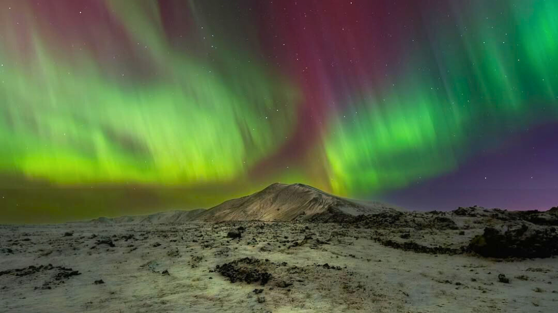 Northern Lights tour Iceland – travelers watching Aurora Borealis Product-1758197197-0.png