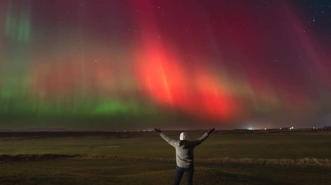 Northern Lights tour Iceland – travelers watching Aurora Borealis Product-1758197197-1.png