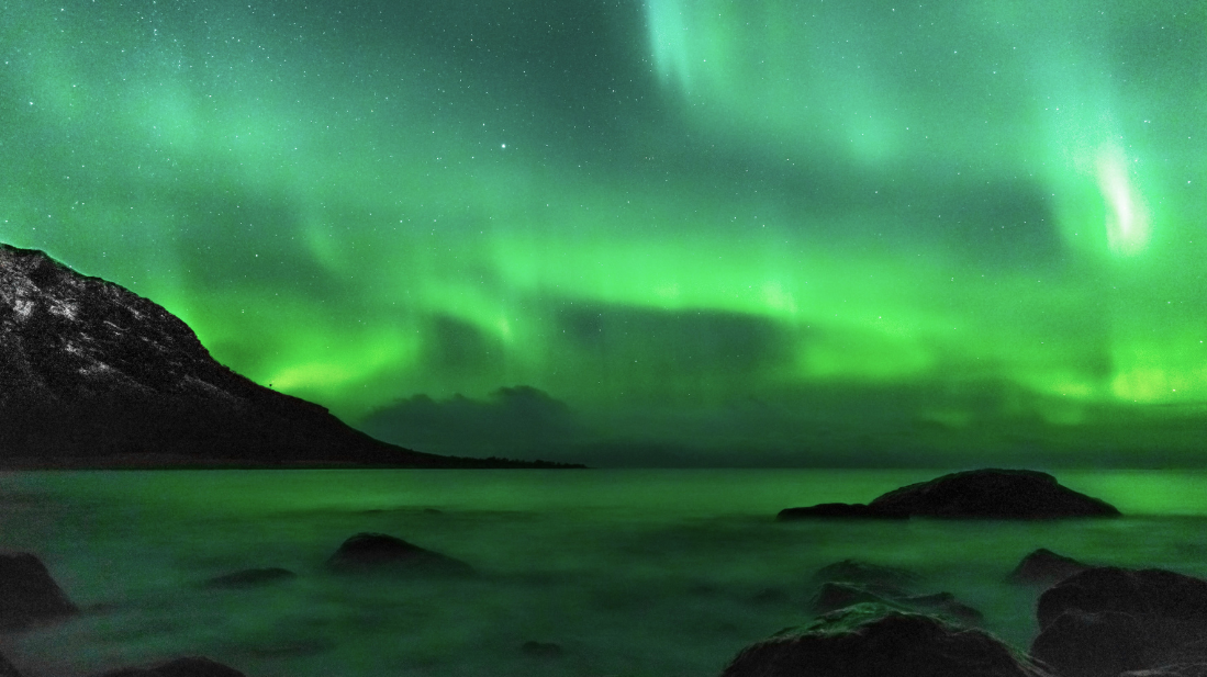 Northern Lights tour Iceland – travelers watching Aurora Borealis Product-1758197197-2.png