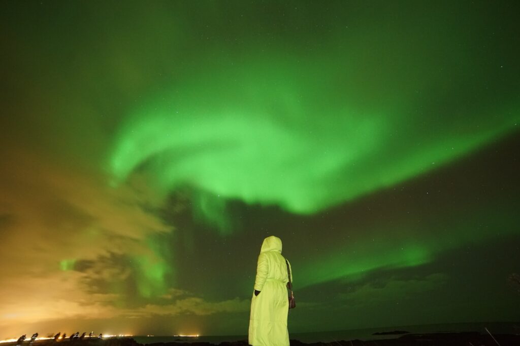 Northern Lights tour Iceland – travelers watching Aurora Borealis Product-1750314937-1.jpg